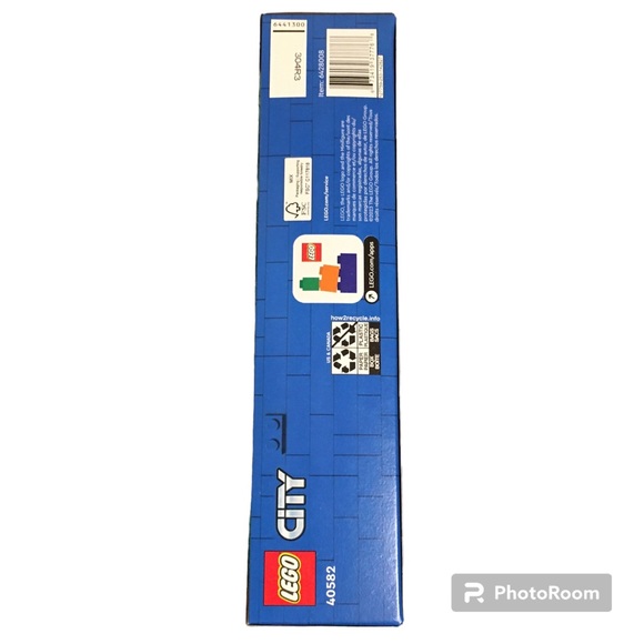 Lego City 4x4 Off-Road Ambulance Rescue Set (#40582) - Picture 4 of 7